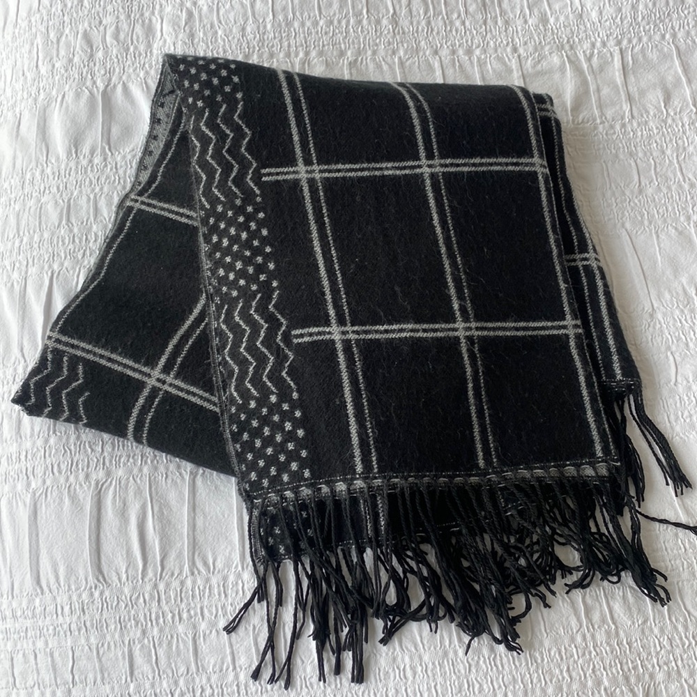 Aritzia two-tone blanket scarf